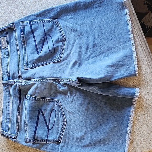 Seven7 Sunset Bermuda Fray Hem Jean Shorts Size 12 - Picture 3 of 13